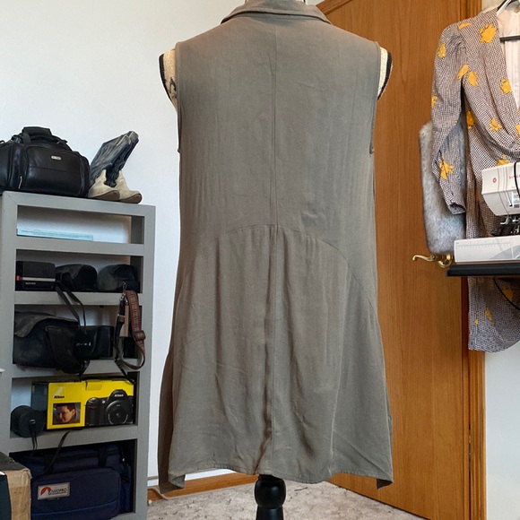 Green button up Tank Top - Picture 2 of 3